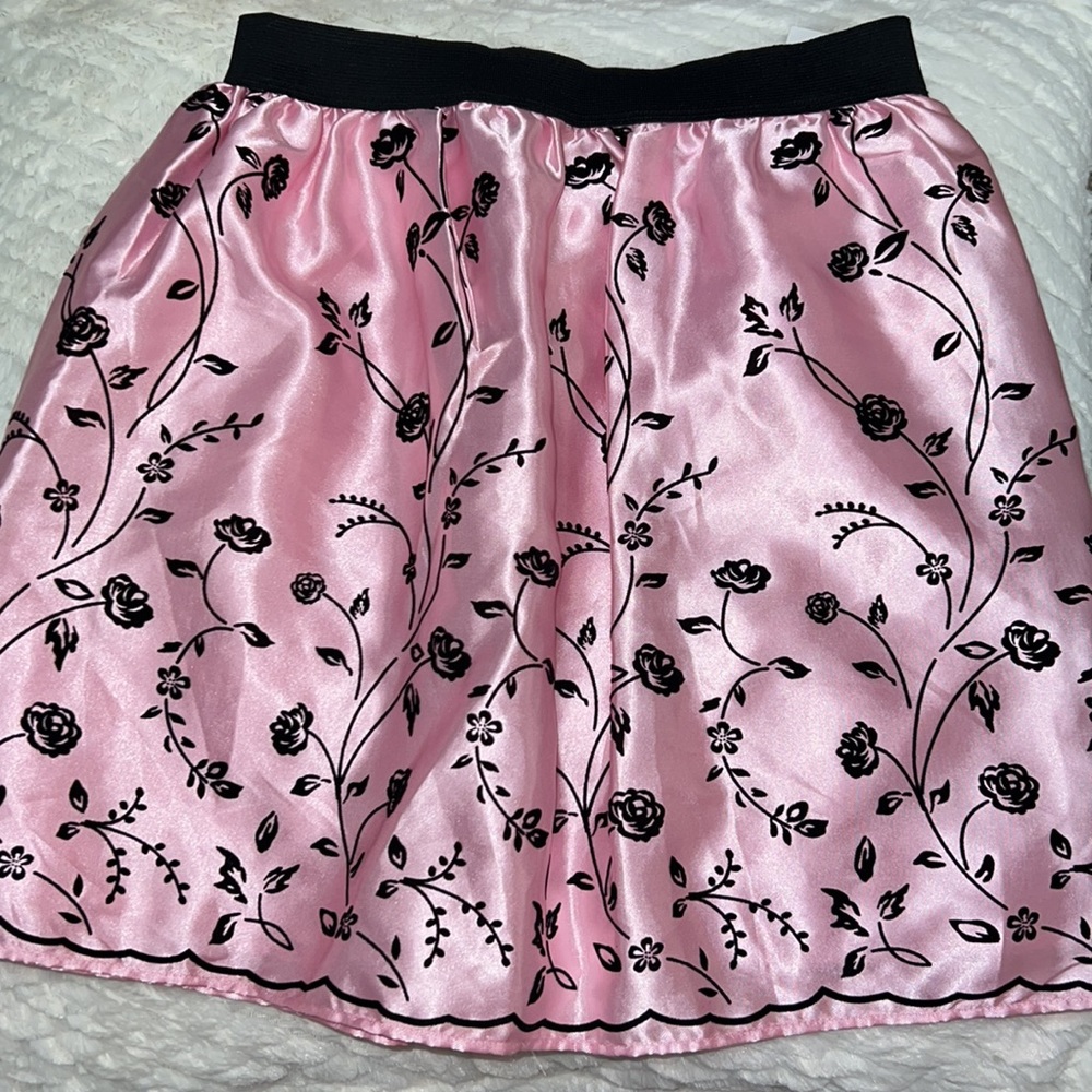 Vanilla Créme Pink skirt with black flowers